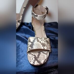 Clarks EUC Low Block Heel Sandals Size 9.5 M